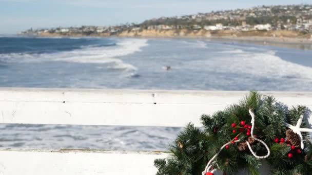 Julkrans på piren, nyår på havskusten, Kaliforniens strand vid jul. — Stockvideo