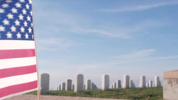 Pedras tumulares e bandeira americana, cemitério memorial militar nacional nos EUA. — Vídeo de Stock
