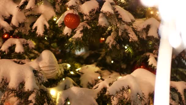 Árbol de Navidad en la nieve, fuegos artificiales chispeantes quema, Año Nuevo o Navidad bengala luz — Vídeos de Stock