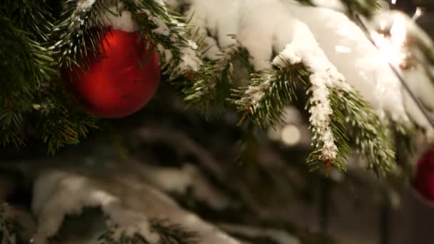 Fogos de artifício de faísca queimando, árvore de Natal na neve, Ano Novo ou luz de bengala de Natal — Vídeo de Stock