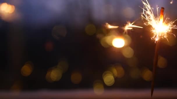 Wunderkerzen-Feuerwerk brennt am Fenster, Silvester- oder Weihnachtsbengallichter leuchten — Stockvideo