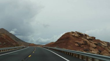 Büyük Kanyon 'a yolculuk, Arizona USA, Utah' tan arabayla. 89 numaralı karayolu. Amerika 'da otostop çekmek, yerel yolculuk, Hindistan topraklarının vahşi batı sakin atmosferi. Otoyol, arabanın ön camına bakıyor.