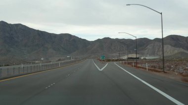 Araba sürüyorum, Las Vegas, Nevada 'ya gidiyorum. Arizona 'dan Büyük Kanyon' a yolculuk. Amerika 'da otostop çekmek, vahşi batı Hint topraklarında, çölde ve dağlarda seyahat etmek. Arabanın penceresinden vahşi doğa.