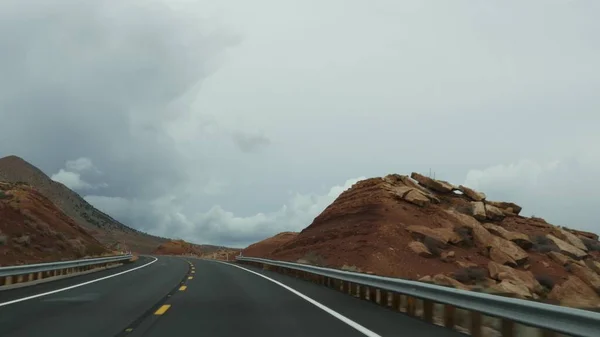 Поездка в Гранд-Каньон, Аризона, США, на автомобиле из Юты. Шоссе 89. Путешествие автостопом по Америке, местное путешествие, спокойная атмосфера дикого запада индийских земель. Вид на шоссе через лобовое стекло — стоковое фото