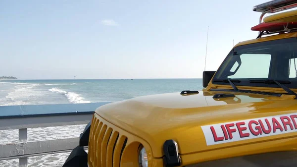 Coche salvavidas amarillo, playa del océano California USA. Camioneta de rescate, vehículo salvavidas. — Foto de Stock