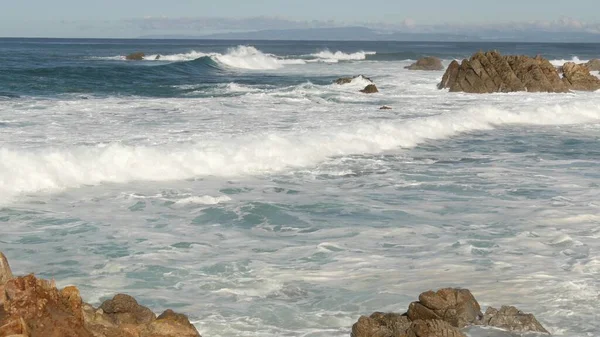 Ocean waves and rocks, Monterey, Severní Kalifornie, USA. 17 mil jízdy poblíž Big Sur, přímořské golfové turistické letovisko na Pacific Coast Highway. Šplouchající voda a mořský vánek z oblázkové pláže. Výlet — Stock fotografie