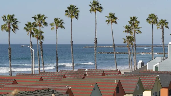 Cottages in Oceanside California USA. Beachfront bungalows. Ocean beach palm trees. Summer seascape. — Stock Photo, Image