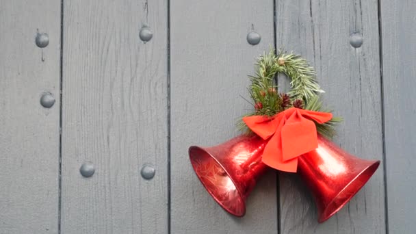 Decoración de Navidad y Año Nuevo, pino o abeto, cinta roja y campanas en la puerta o puerta. — Vídeo de stock