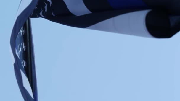 Bendera monokrom Amerika berkulit hitam dengan garis biru atau garis, dukungan polisi. — Stok Video