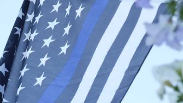 Μαύρη λευκή αμερικάνικη μονόχρωμη σημαία με μπλε ρίγα ή γραμμή, αστυνομική υποστήριξη. — Αρχείο Βίντεο