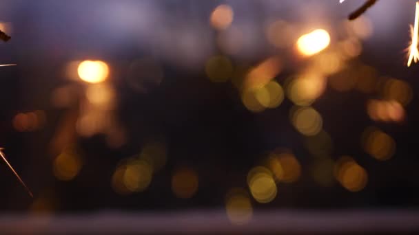 Fuegos artificiales chispeantes ardiendo en la ventana, Año Nuevo o Navidad luces de bengala brillantes — Vídeo de stock