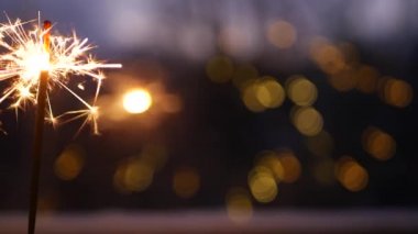 Pencerede havai fişekler yanıyor, Yeni Yıl veya Noel Bengal ışıkları parlıyor