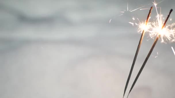 Искра фейерверк горит в снегу, Новый год или Рождество бенгальские огни зимой — стоковое видео