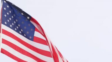 Amerikan bayrağı rüzgarda dalgalanıyor, ABD. Bayrak direğinde Ulusal Sembol Dalgaları.