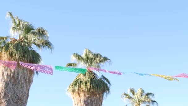 Mexikói perforált papel picado banner, fesztivál zászlók, papír szövet koszorú. — Stock videók