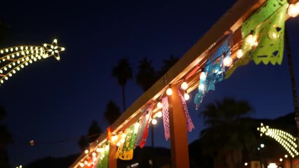 Meksykański perforowany baner papel picado, flagi festiwalowe, papier bibuła girlanda. — Wideo stockowe