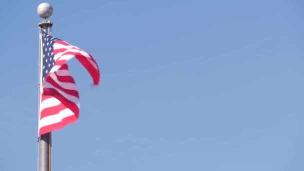 アメリカの国旗が風になびいている。旗竿で風に吹かれる国のシンボル波. — ストック動画