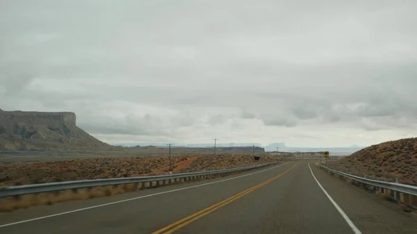 Road trip to Grand Canyon, Arizona USA, driving auto from Utah. Route 89. Hitchhiking traveling in America, local journey, wild west calm atmosphere of indian lands. Highway view thru car windshield — Stock Photo, Image