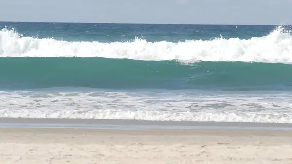 Oceano Pacifico grandi onde spruzzi, costa californiana paesaggio marino USA. Struttura della superficie dell'acqua e schiuma di mare — Foto Stock