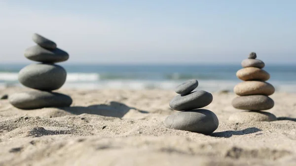 Felsen balancieren am Meeresstrand, Steine stapeln sich auf Meereswellen. Pyramide aus Kieselsteinen am Sandstrand — Stockfoto