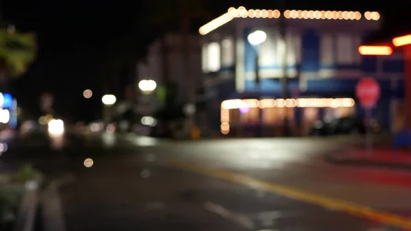 Vervloekte avondstraat. Stadslicht, auto 's op regenachtige nacht. Weg in zachte focus. Twilight in Verenigde Staten. — Stockfoto