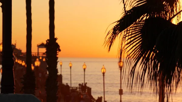 Pessoas andando, cais de madeira na Califórnia EUA. Mar beira-mar férias resort turístico. — Fotografia de Stock