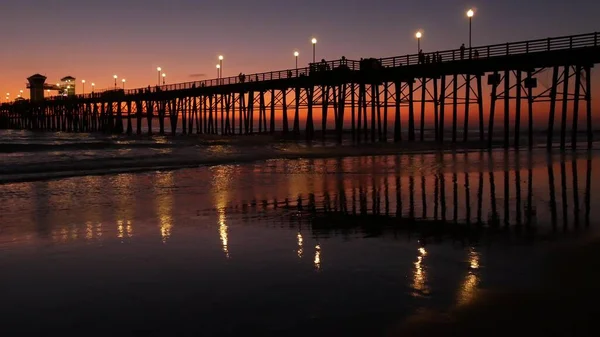 Seebrücke Silhouette Oceanside California USA. Ocean Tide tropischer Strand. Düstere Sommerstimmung. — Stockfoto