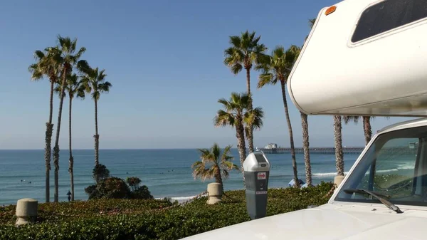 Motorhome remolque o caravana para el viaje por carretera. Ocean Beach, California, EE.UU. Camioneta autocaravana, autocaravana. — Foto de Stock