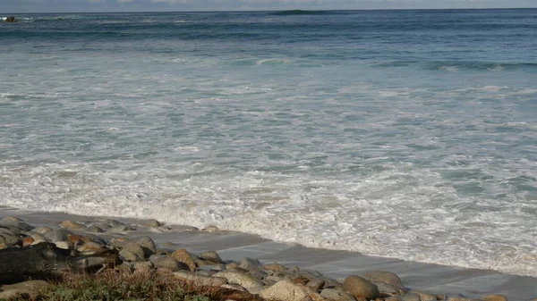 Ocean waves and rocks, Monterey, Severní Kalifornie, USA. 17 mil jízdy poblíž Big Sur, přímořské golfové turistické letovisko na Pacific Coast Highway. Šplouchající voda a mořský vánek z oblázkové pláže. Výlet — Stock fotografie