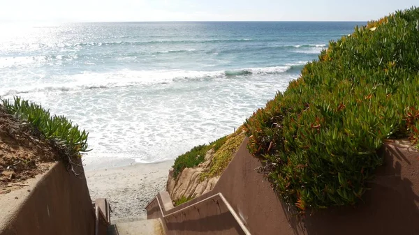 Schody, přístup na pláž v Kalifornii USA. Pobřežní schodiště, Pacifický oceán. Slunečný den, prázdné schodiště. — Stock fotografie