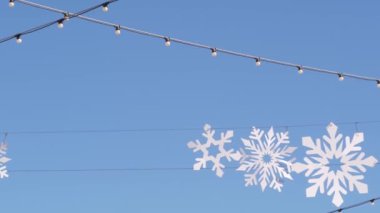 Yapay karton kar taneleri, Noel için sokak dekorasyonu ve mutlu yıllar..