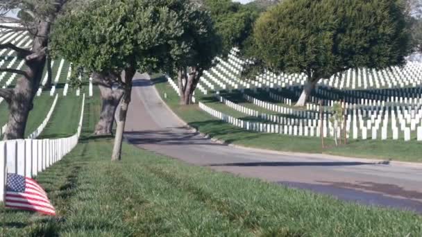 Pedras tumulares e bandeira americana, cemitério memorial militar nacional nos EUA. — Vídeo de Stock