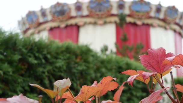Carrousel vintage dans un parc d'automne, un cirque rétro ou une tente carrousel joyeuse. — Video