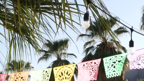 Panji picado berlubang Meksiko, bendera festival, karangan bunga tisu kertas. — Stok Video