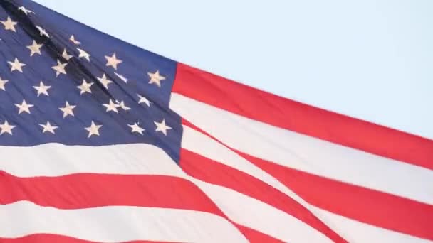 Drapeau américain agitant le vent, États-Unis. Symbole national vagues en brise sur mât de drapeau. — Video