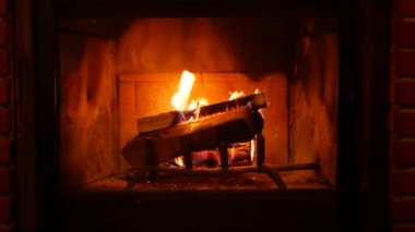 Tuğla şöminede ateş, yakacak odun, rahat bir kulübede odun yanması..
