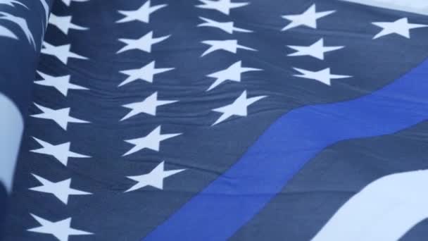 Bendera monokrom Amerika berkulit hitam dengan garis biru atau garis, dukungan polisi. — Stok Video