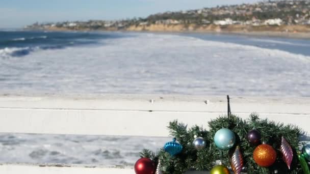 İskelede Noel çelengi, okyanus kıyısında yeni yıl, Kaliforniya sahillerinde Noel çelengi. — Stok video