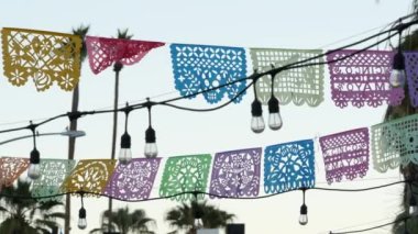 Meksika delikli papel picado bayrağı, festival bayrakları, kağıt mendil çelengi.