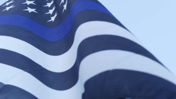Schwarz weiße amerikanische monochrome Flagge mit blauem Streifen oder Linie, Polizeiunterstützung. — Stockvideo