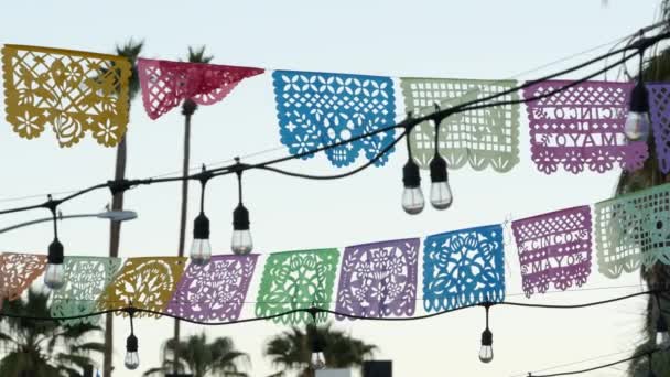 Banner de papel picado perfurado mexicano, bandeiras do festival, guirlanda de tecido de papel. — Vídeo de Stock