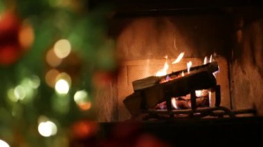 Şöminedeki ateşin yanında Noel ağacı ışıkları, yeni yıl ya da çam ağacının Xmas süslemesi.