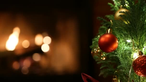 Le luci di albero di Natale da fuoco in focolare, Anno nuovo o decorazione di Natale di pino. — Video Stock