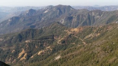 Sequoia Ormanı Ulusal Parkı 'ndaki Moro Rock' tan panoramik manzara, Kuzey Kaliforniya, ABD. Sierra Nevada dağlarındaki ağaçlara, kozalaklı ağaçlara tepeden bakan ağaçlara. Krallar Kanyonu 'nun yakınındaki görüş açısı