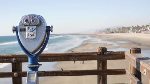 Metallic stationaire observatietoren kijker verrekijker California pier USA. Met muntstukken werkende telescoop — Stockvideo