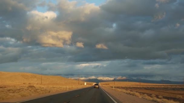 Viagem de carro, de carro de Death Valley para Las Vegas, Nevada EUA. Carona a viajar pela América. Viagem rodoviária, atmosfera dramática, montanha ao pôr do sol e deserto de Mojave. Vista de carro — Vídeo de Stock