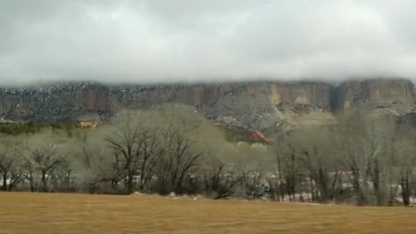 Road trip in de VS van Zion naar Bryce Canyon, autorijden in Utah. Liften in Amerika, Route 89 naar Dixie Forest. Winter lokale reis, rustige sfeer en sneeuw bergen. Zicht vanuit auto — Stockvideo