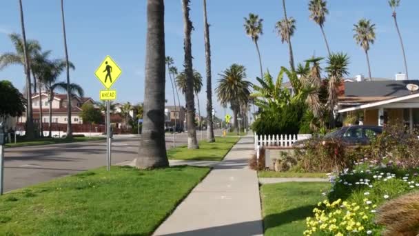 Casas na rua suburbana, Califórnia EUA. Edifícios genéricos, bairro residencial perto de Los Angeles. — Vídeo de Stock