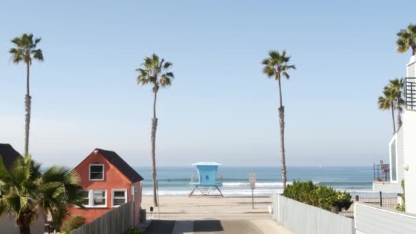 Cottages in Oceanside California USA. Beachfront bungalows. Ocean beach palm trees. Lifeguard tower. — Stock Video