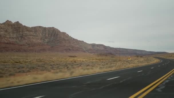 Road trip naar Grand Canyon, Arizona USA, autorijden vanuit Utah. Route 89. Liften reizen in Amerika, lokale reis, wilde west rustige sfeer van indiaanse landen. Snelwegzicht door autoruiten — Stockvideo